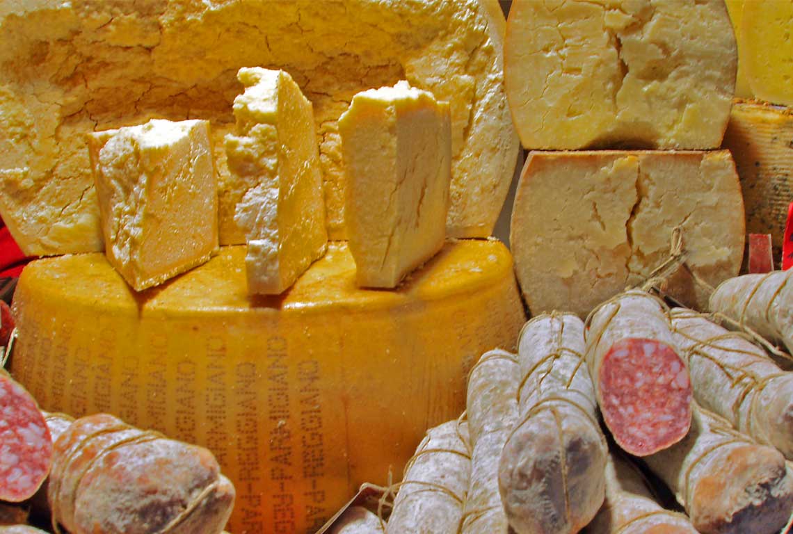 K&auml;se und Wurstauslage im Verkaufsstand